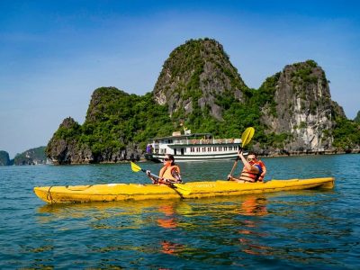 Cheo thuyen Kayak kham pha Vinh Ha Long